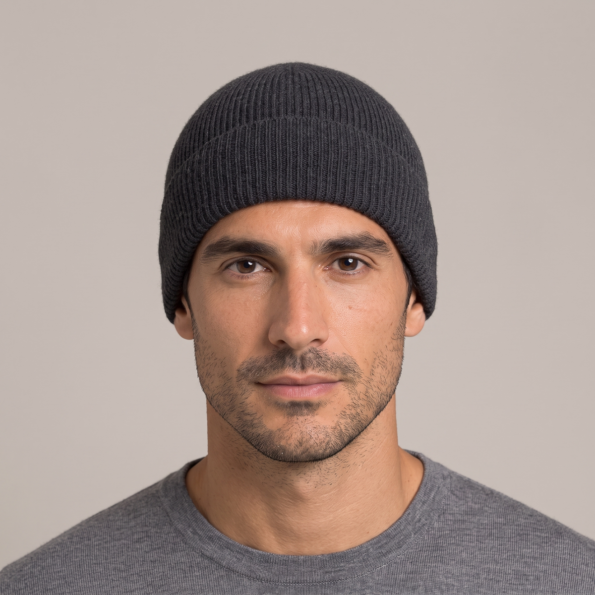 Men's wool beanie in charcoal